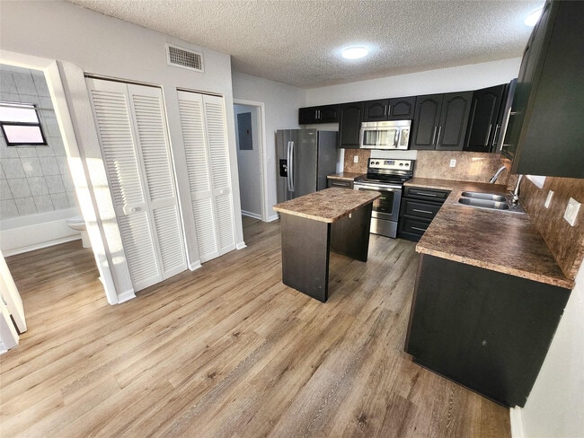 Building Photo - 513 S Ocean Dr