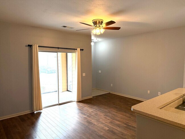 Foto del edificio - One Bedroom Condo with Garage