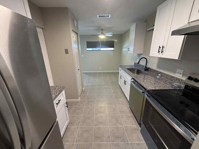 Foto del edificio - 3815 NW Huntsboro St