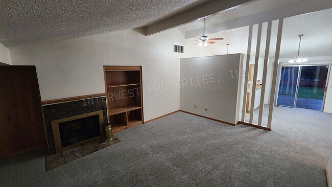 Foto del edificio - *1ST MONTH'S RENT FREE PROMO*  3 Bed 2 Bath Beaverton Home with big backyard, storage shed, A/C a...