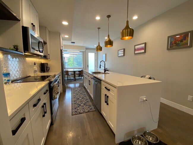 Foto del edificio - Modern 2 Bed | 3.5 Bath Townhome with Bonu...