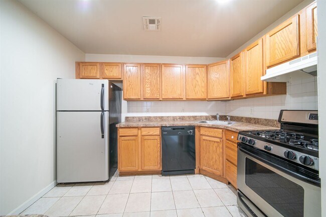 Building Photo - 82 Tuers Ave