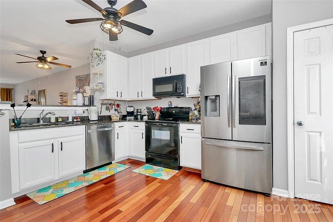 Building Photo - Modern Condo for Rent – Walk to NoDa & Lig...