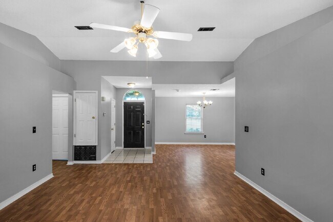 Foto del edificio - $300.00 Off First Months Rent!