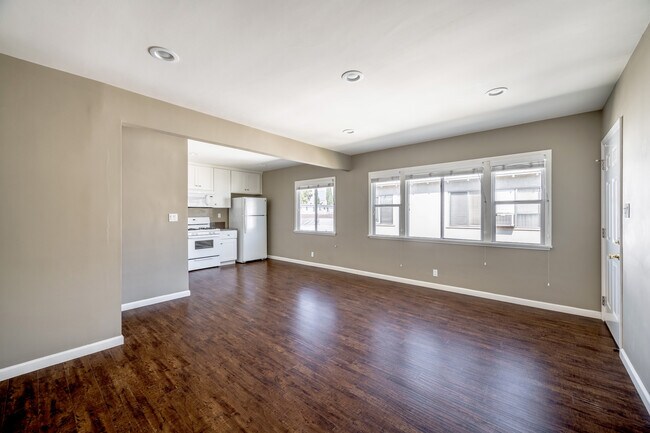 Living room - 533 E Chevy Chase Dr