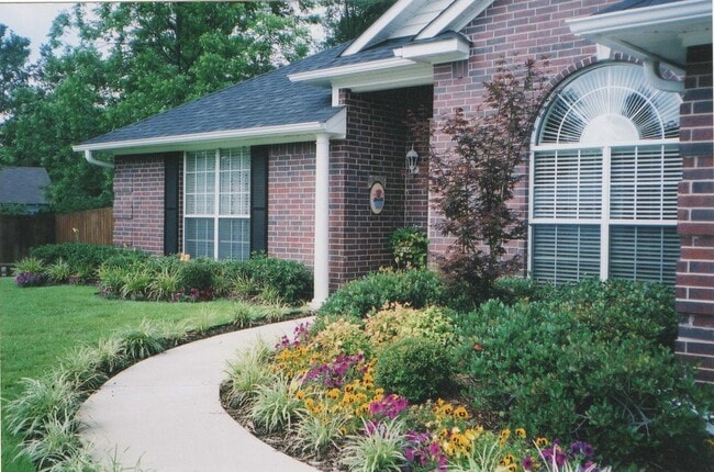 Building Photo - 2405 Tyler Ln