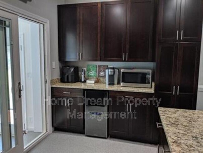 Foto del edificio - 1401 Bragg Rd