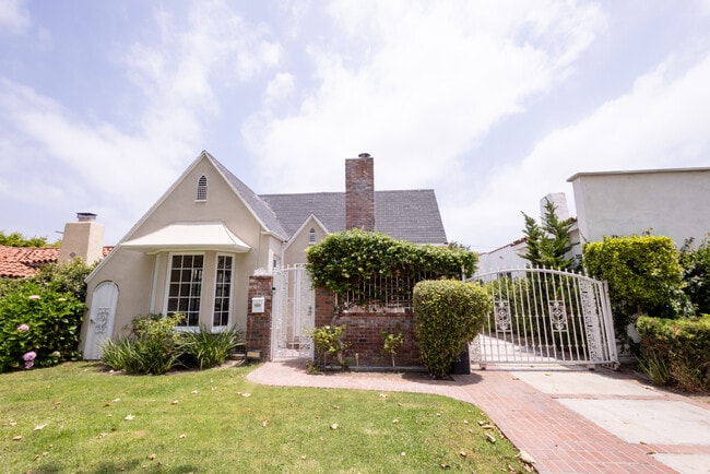 Building Photo - 446 S La Peer Dr