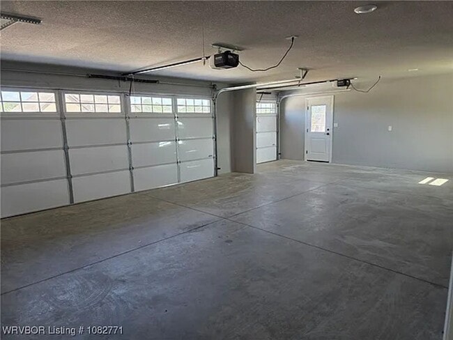 Building Photo - 3 Bedroom Luxury House