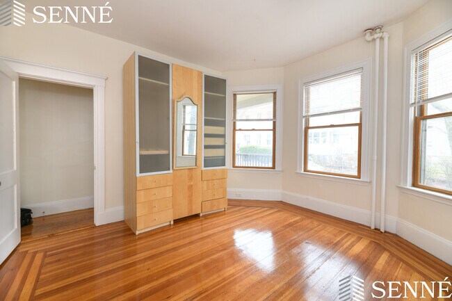 Building Photo - 7 Buckingham St