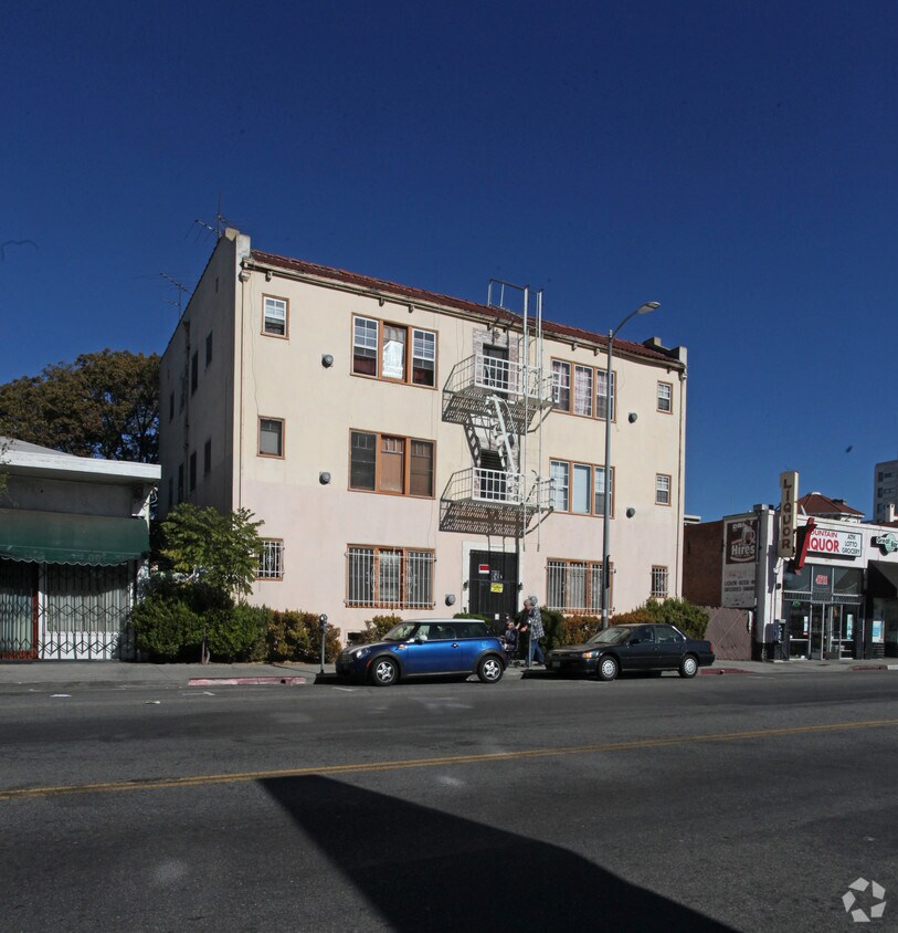 Primary Photo - 4715 Fountain Ave