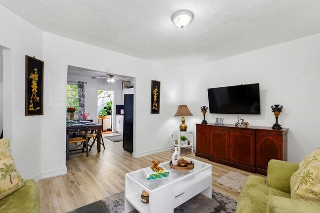 Foto del edificio - 680 SW 7th Ave
