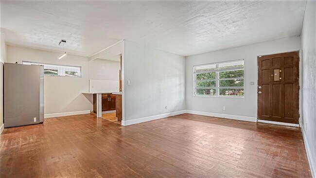 Building Photo - 5518 Riviera Dr