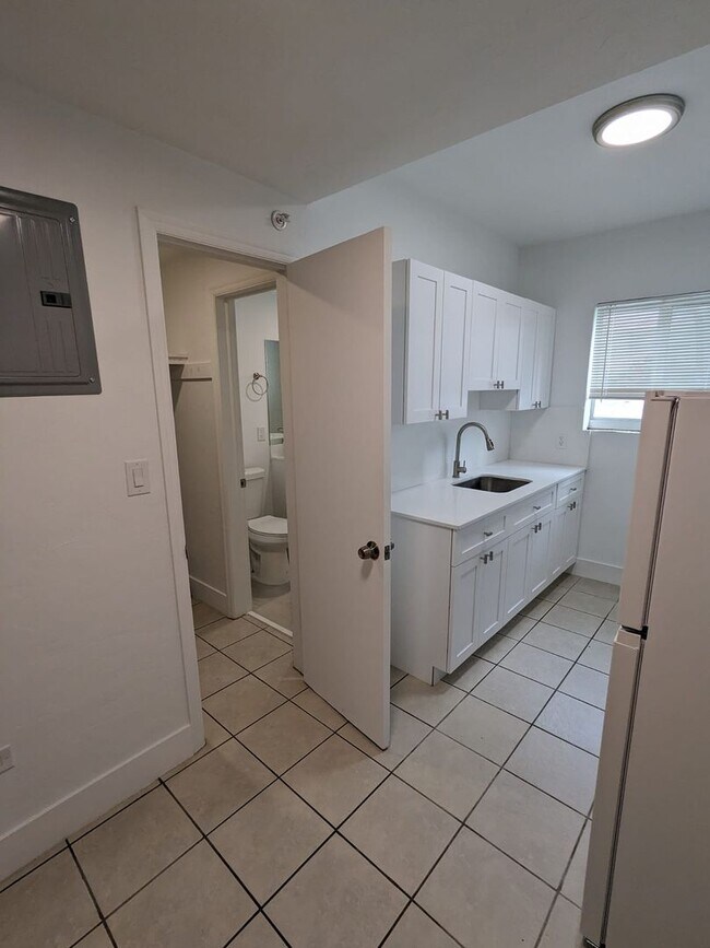 Building Photo - Beautiful studio apartment in a great loca...