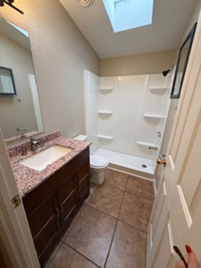 Building Photo - Spacious 3 bedroom 2 bathroom  Home Now Available