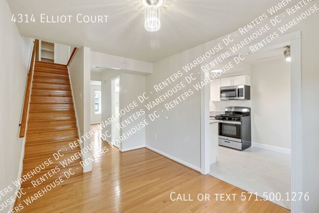 Building Photo - Beautifully updated 3-level 4Bd/2 full/2ha...
