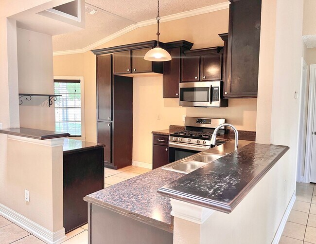 Building Photo - 4 bedrooms and 2 bathrooms in the New Terr...