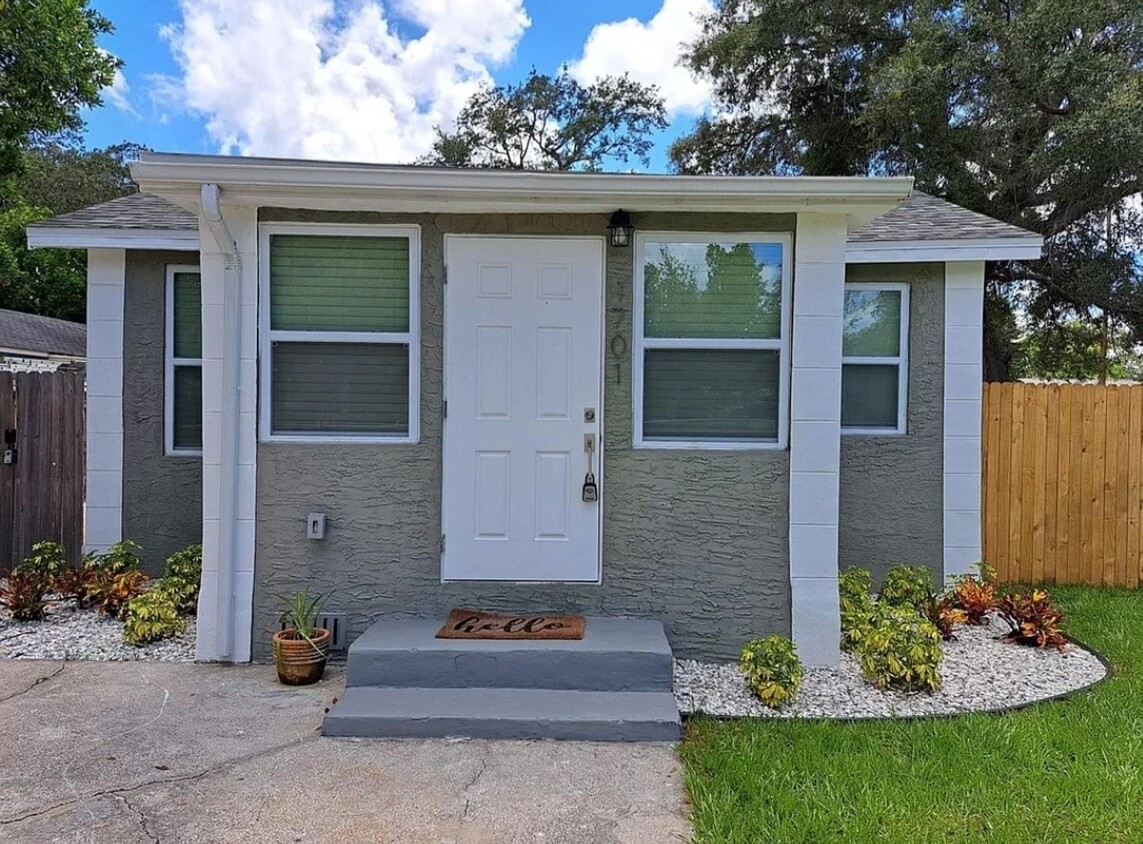 Primary Photo - 3 Br 2 ba private home with washer/dryer i...