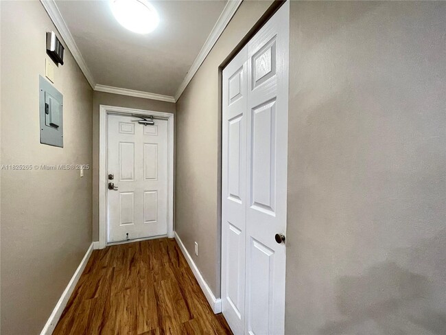 Foto del edificio - 7340 Lake Cir Dr