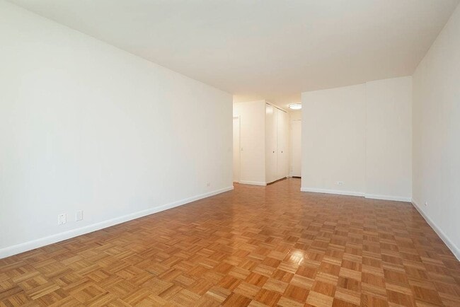 Foto del edificio - 211 W 56th St