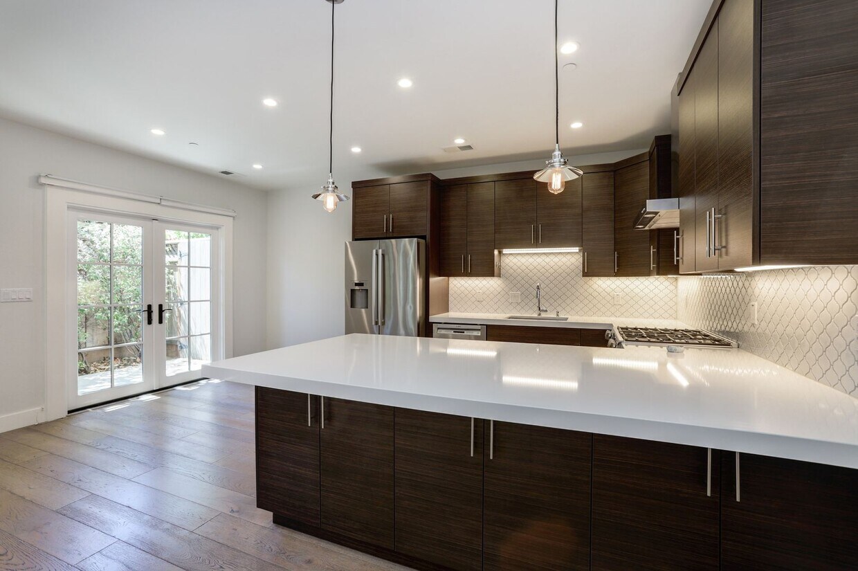 Foto principal - 2 Bed / 2.5 Bath Luxurious townhome near d...