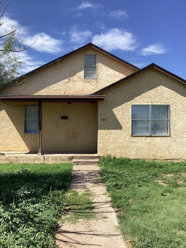 Foto principal - 3 Bedroom 1 Bath Home