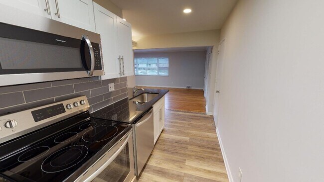 Foto del edificio - BEAUTIFUL and LARGE 1 Bedroom 1 Bath Apart...