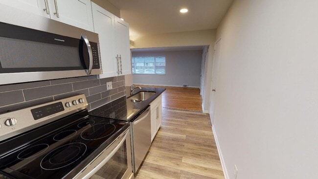 Building Photo - BEAUTIFUL and LARGE 1 Bedroom 1 Bath Apart...