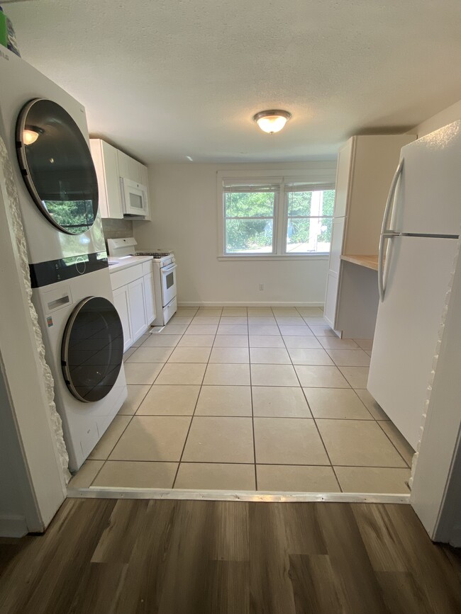 Kitchen - 1311 Cynthia Dr