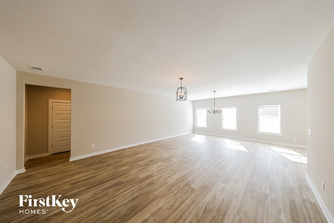 Building Photo - 165 Lakewood Ln