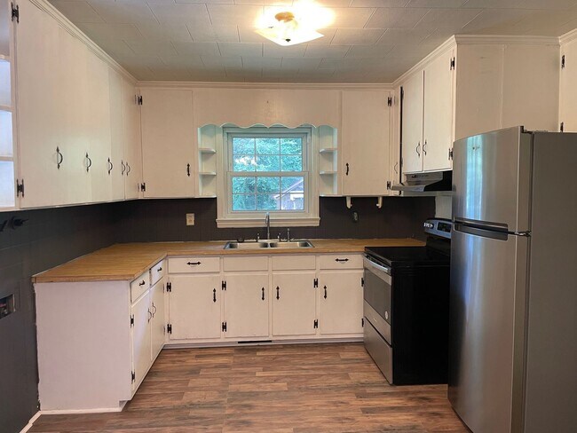Building Photo - 3 bdrm 1 ba brick home Near Teachey School