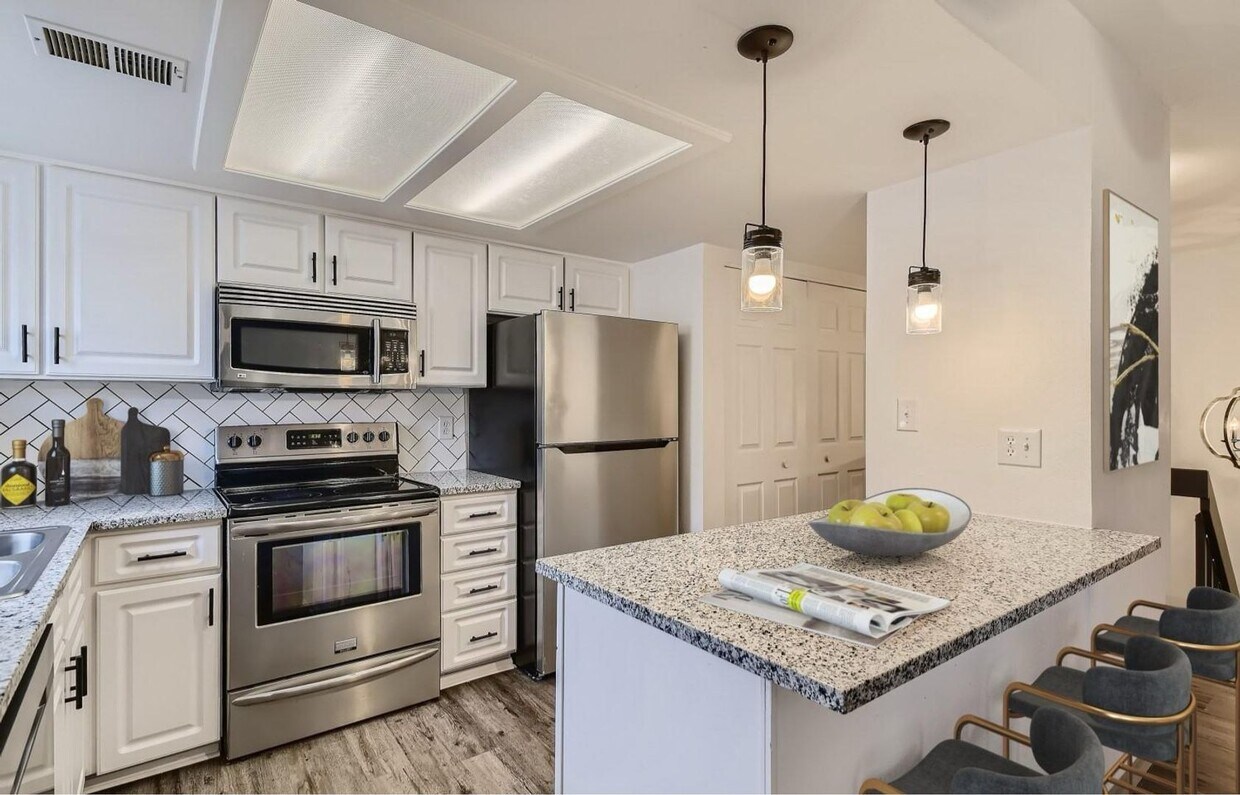 Primary Photo - Spacious 2 Bed, 2 Bath Condo with Garage i...