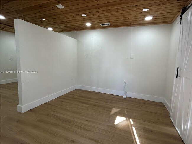 Building Photo - 135 E 37th St