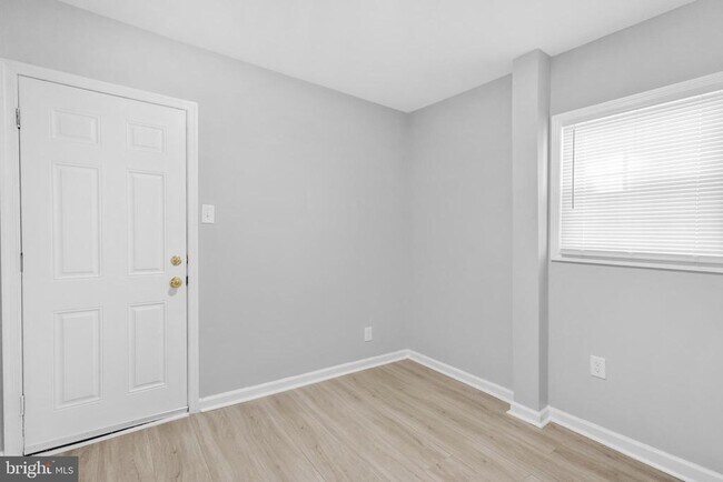 Foto del edificio - 2446 W Firth St