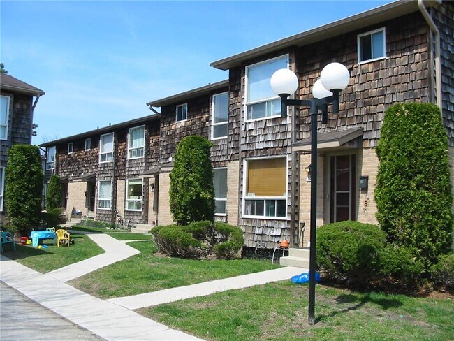 Building Photo - 295 Briarhill Av