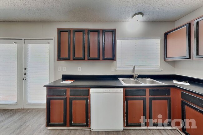 Foto del edificio - 5815 Brambletree St