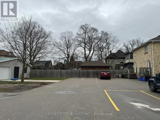 Photo du bâtiment - 17 Evergreen Ave