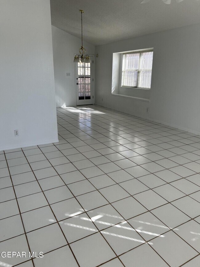 Foto del edificio - 3348 Pendleton St