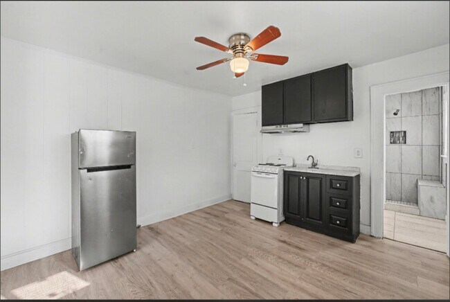 Building Photo - 732 N Victor Ave