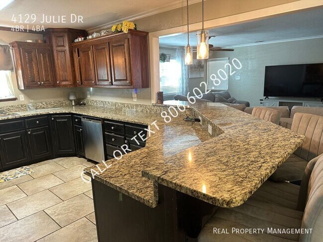 Foto del edificio - Beautiful large home in Paramount with fin...
