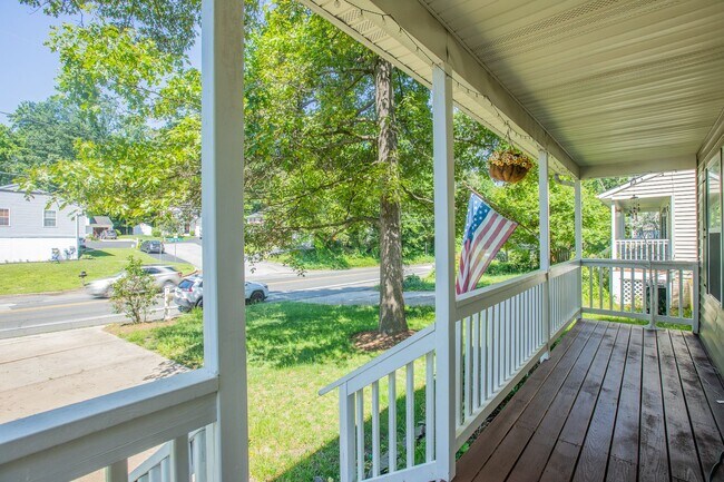 Building Photo - Amazing 3 BR/2.5 BA Single-Family Home in ...