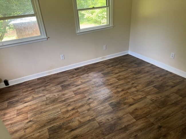 Building Photo - 2 Bedroom Bungalow w/ Large Yard
