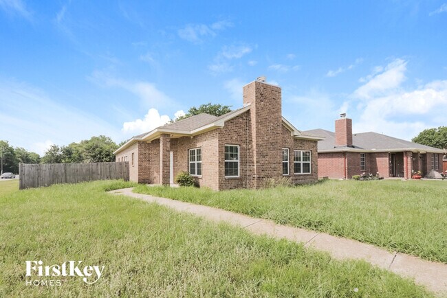 Foto del edificio - 1633 Mockingbird Ln
