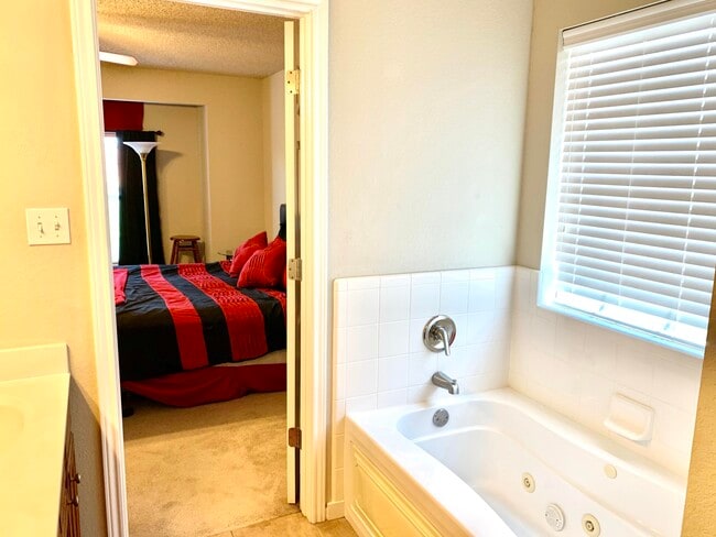 Building Photo - 2105 Main St