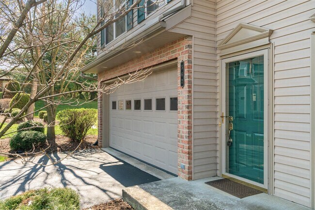 Building Photo - Like New End Unit Town-Home For Rent In Me...