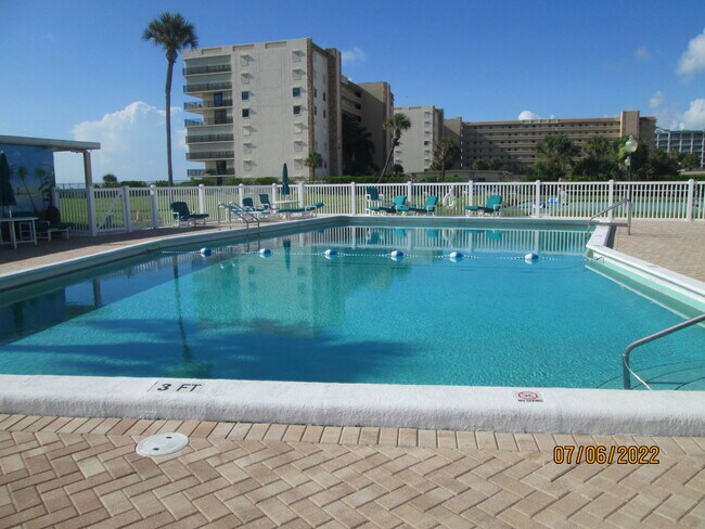 Primera vista de la piscina - 2020 N Atlantic Ave