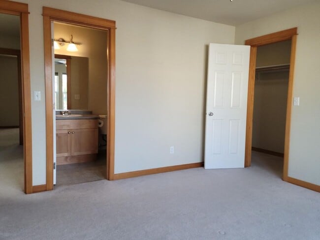 Building Photo - 19327 Gadwall Ln NE