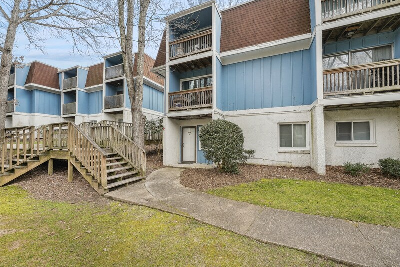 Primary Photo - 7040 Longstreet Dr
