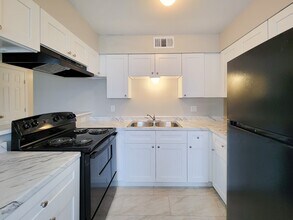 Building Photo - 3206 Lobit Dr