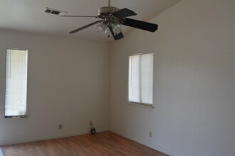 Building Photo - 1136 W Damron Ave